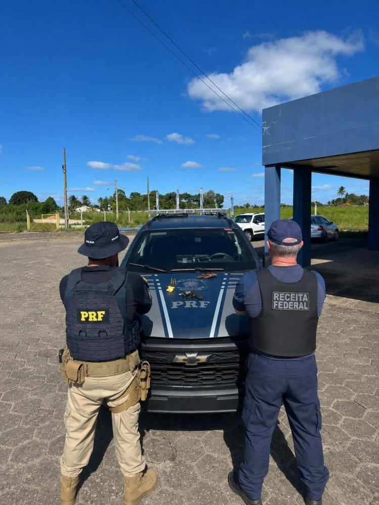PRF e Receita Federal prende homem por porte ilegal de arma de fogo e posse de droga