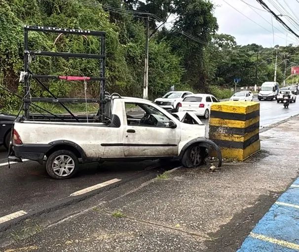 Motorista perde o controle e colide com barreira de concreto na Leste-Oeste