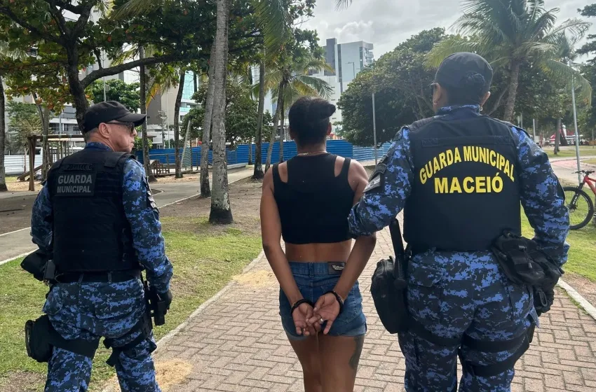 Mulher é presa suspeita de tráfico de drogas na Pajuçara
