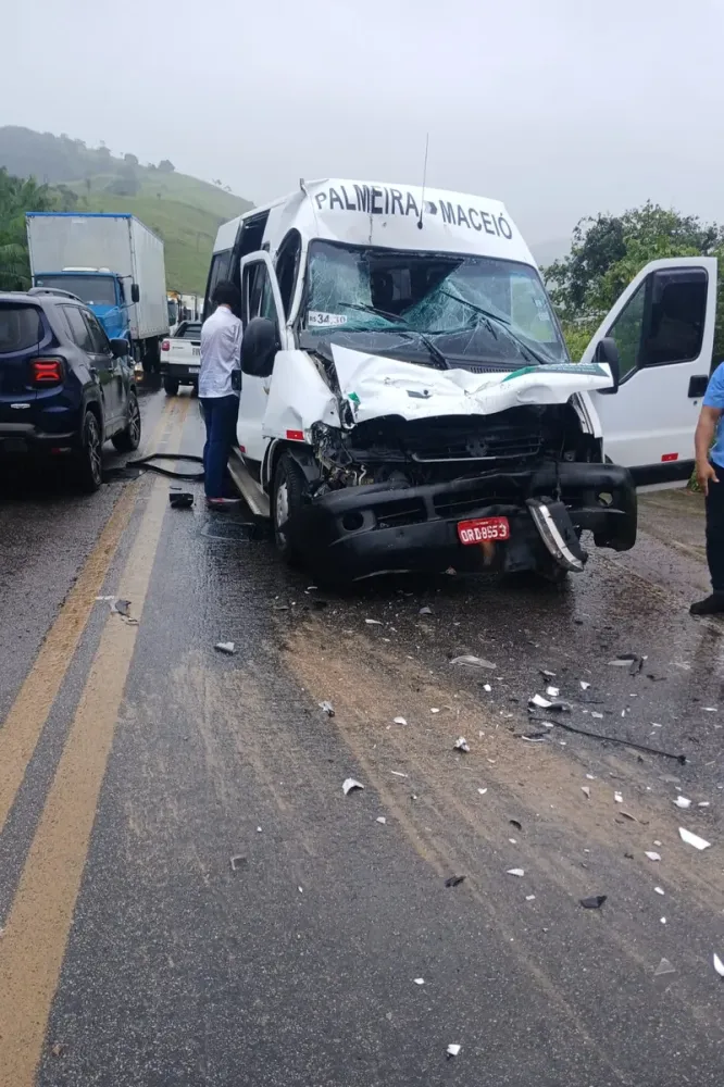 Colisão entre van e caminhão deixa 11 pessoas feridas em Atalaia