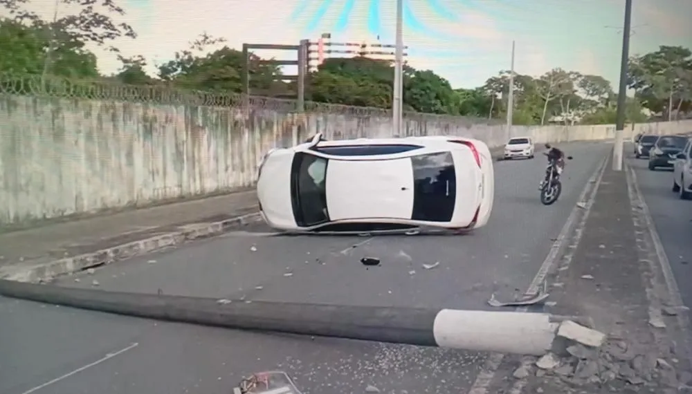 Motorista perde controle de veículo, colide em poste e capota no Eixo Quartel, em Maceió