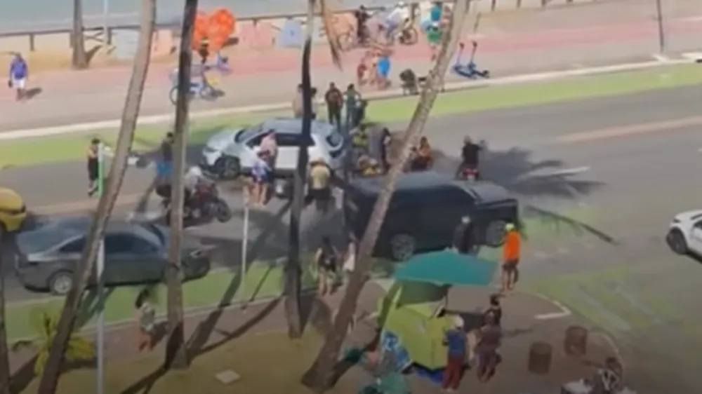 Motociclista fica ferido em colisão com carro na orla de Ponta Verde