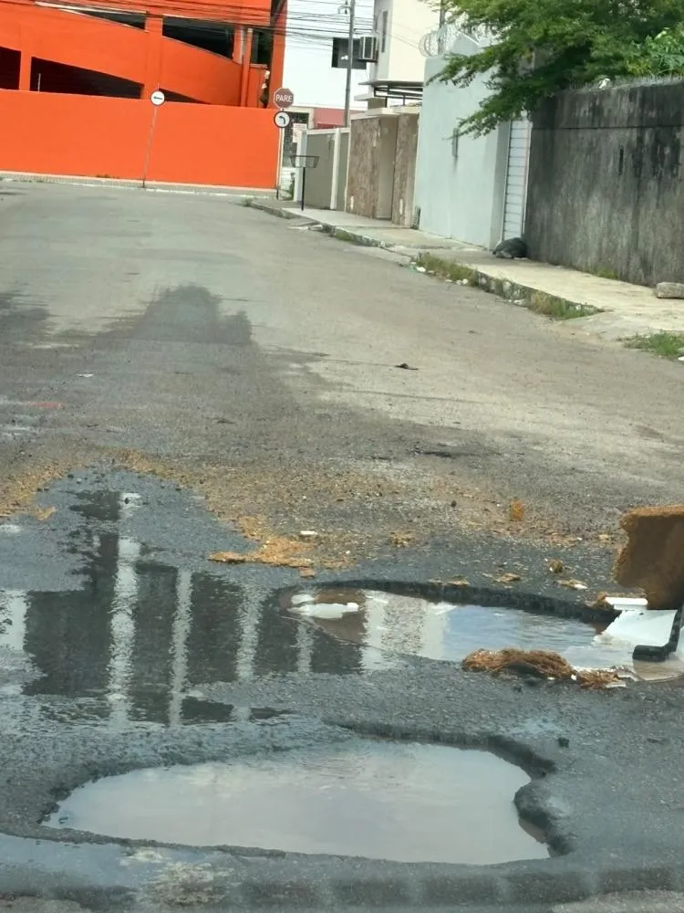 Vazamento de água limpa causa buracos em rua na Jatiúca