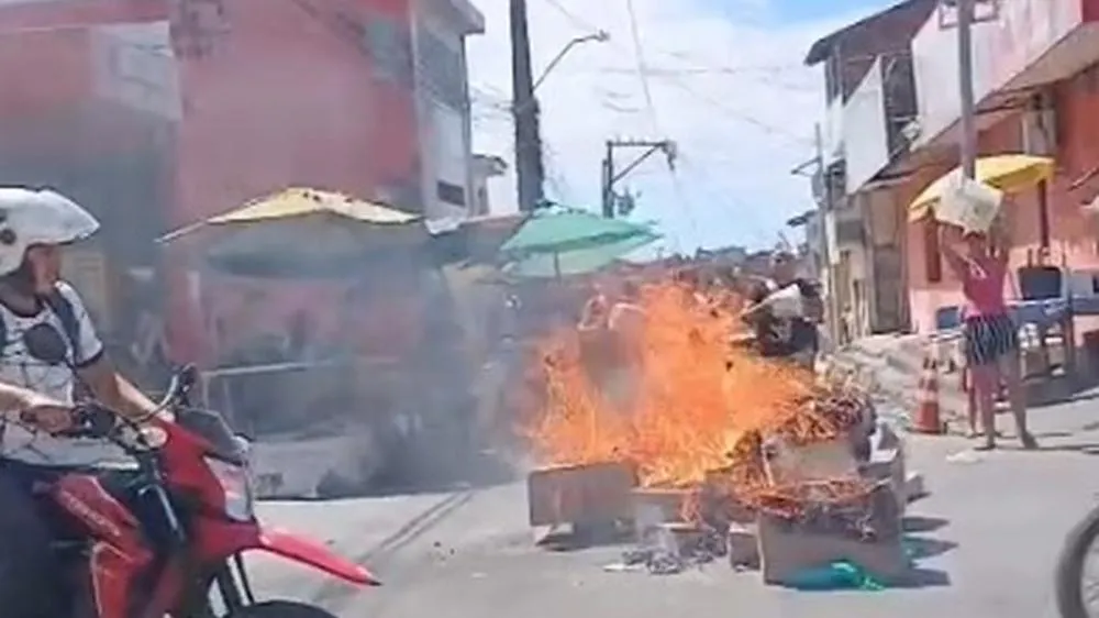 Moradores fecham principal via do Jacintinho por falta de água na região