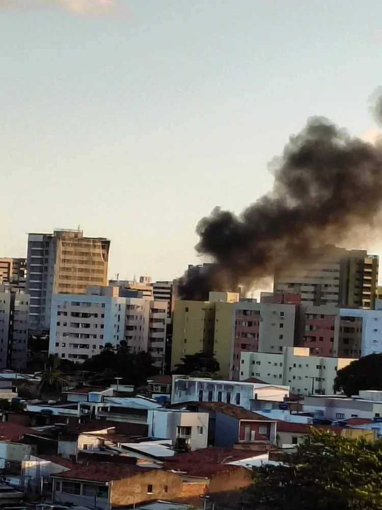 Oficina mecânica é atingida por incêndio de grandes proporções