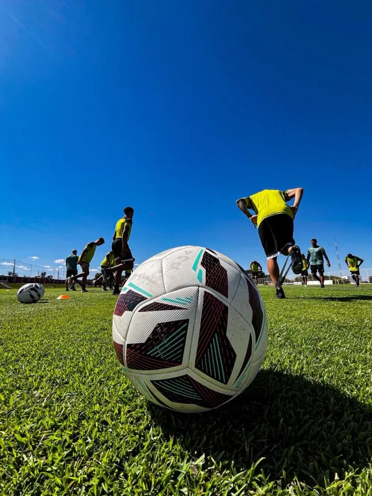 Itamar Schülle comanda da treino do ASA no Villa Nova, em Goiânia