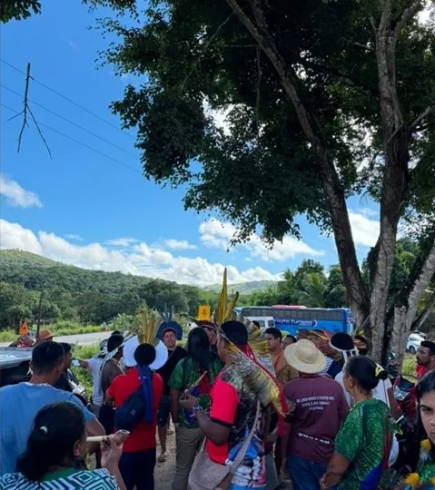 Manifestação de membros da comunidade Wassu Cocal interdita BR-101