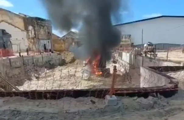 Máquina no Jaraguá, em Maceió, pega fogo em canteiro de obra