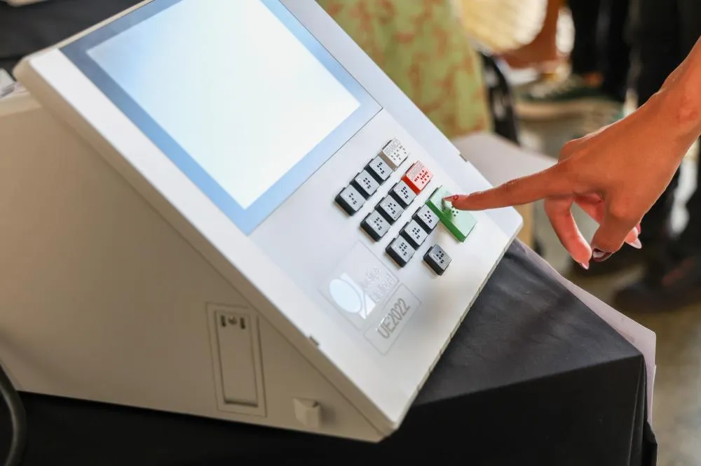 Justiça Eleitoral determina suspensão de impulsionamento de publicações e remoção de conteúdo