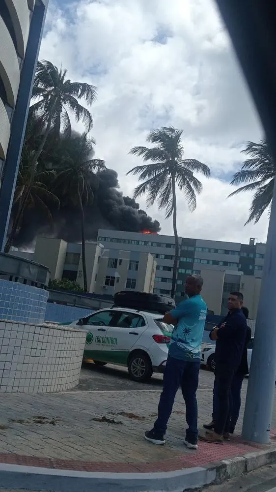 Incêndio atinge hotel na orla de Cruz das Almas, em Maceió