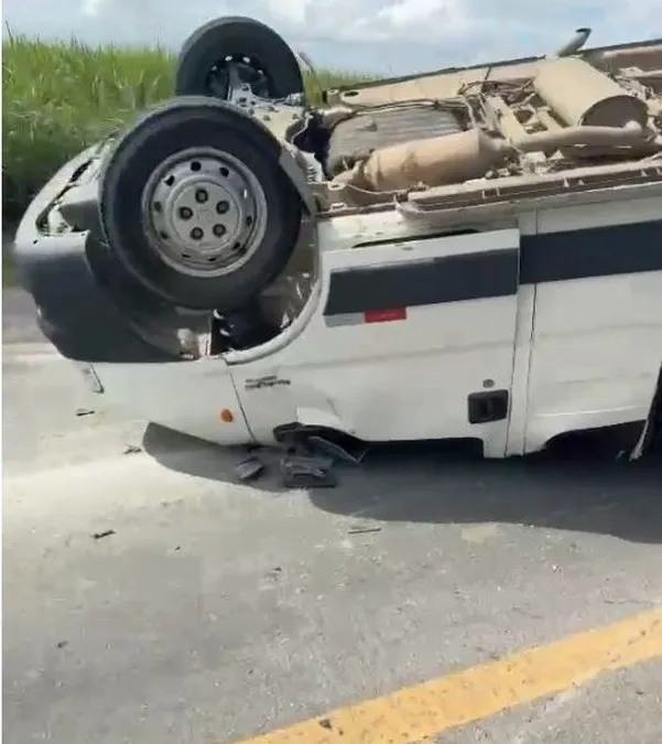 Colisão entre carro e van causa capotamento na BR-316