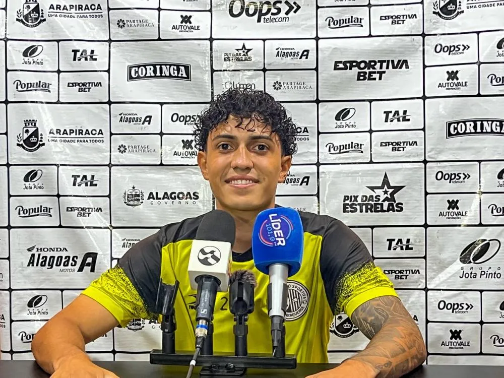 Feliz pelo gol do acesso, pela vantagem na semifinal, mas com os pés no chão, diz Motta