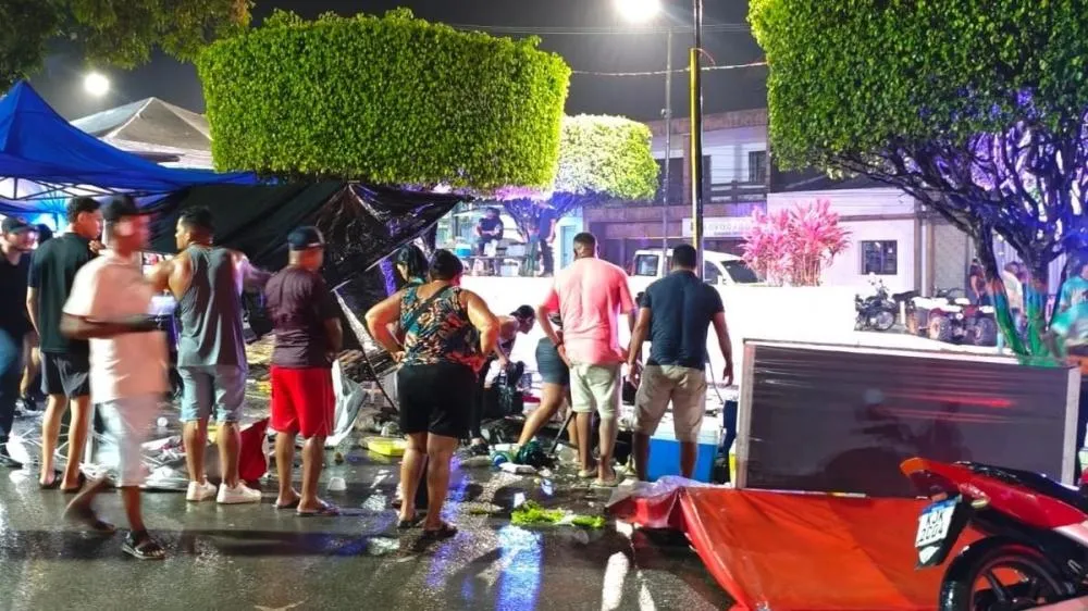 Motorista invade praça e atinge barracas em Joaquim Gomes