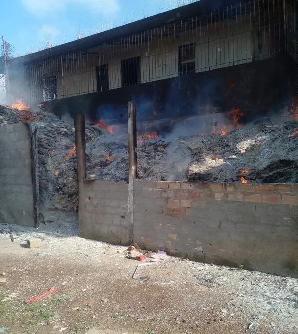 Incêndio destrói materiais reciclados armazenados na Levada, em Maceió