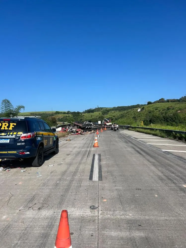 Carreta com materiais de limpeza tomba em Pilar e motorista fica ferido