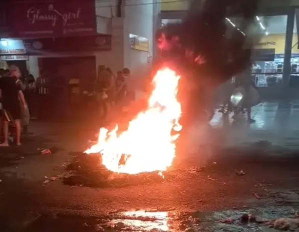 Moradores realizam protesto por morte de mulher durante abordagem policial no Jacintinho