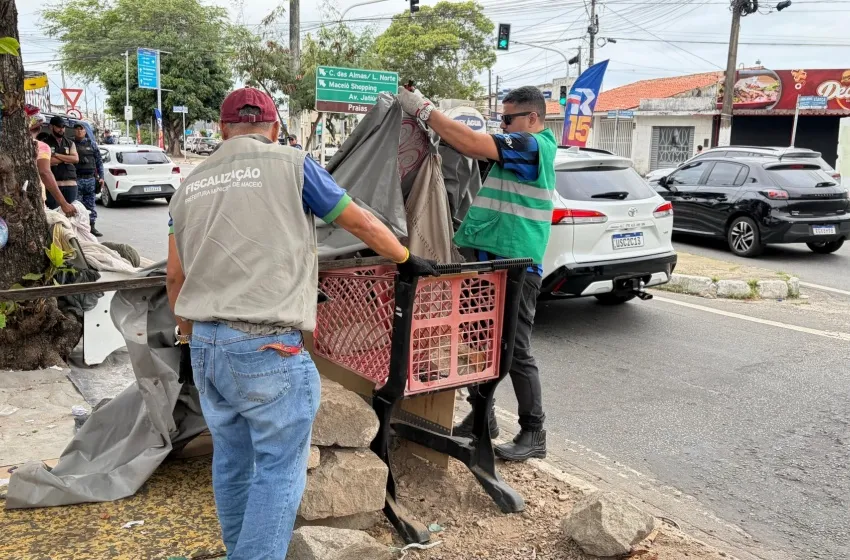 Prefeitura remove estruturas irregulares em três pontos de Maceió