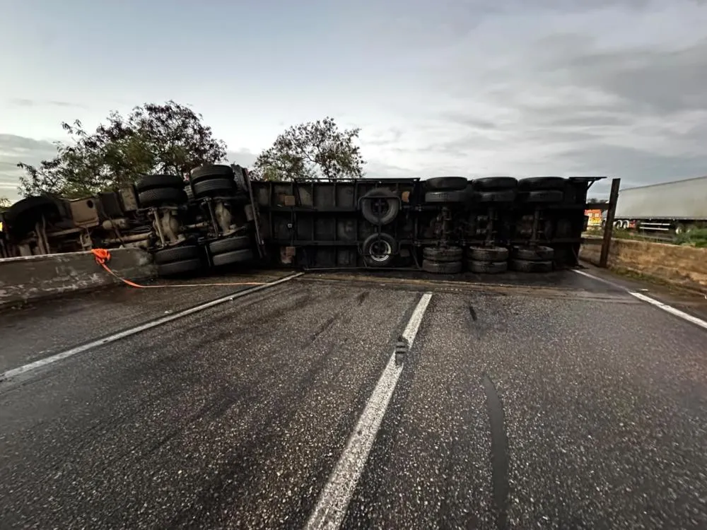 Acidente envolvendo uma carreta interdita totalmente a BR-101