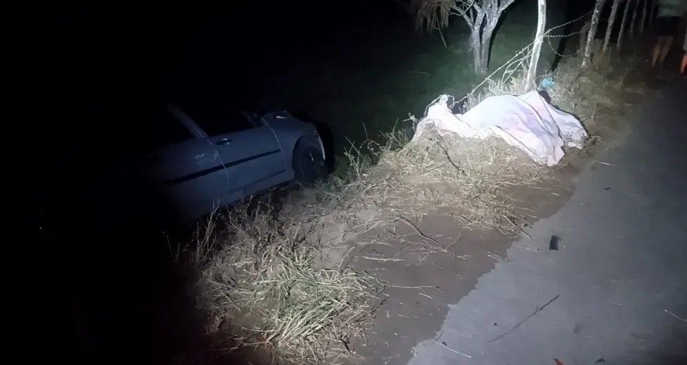 Motocicleta colide frontalmente com veículo; um morreu e outra ficou gravemente ferida