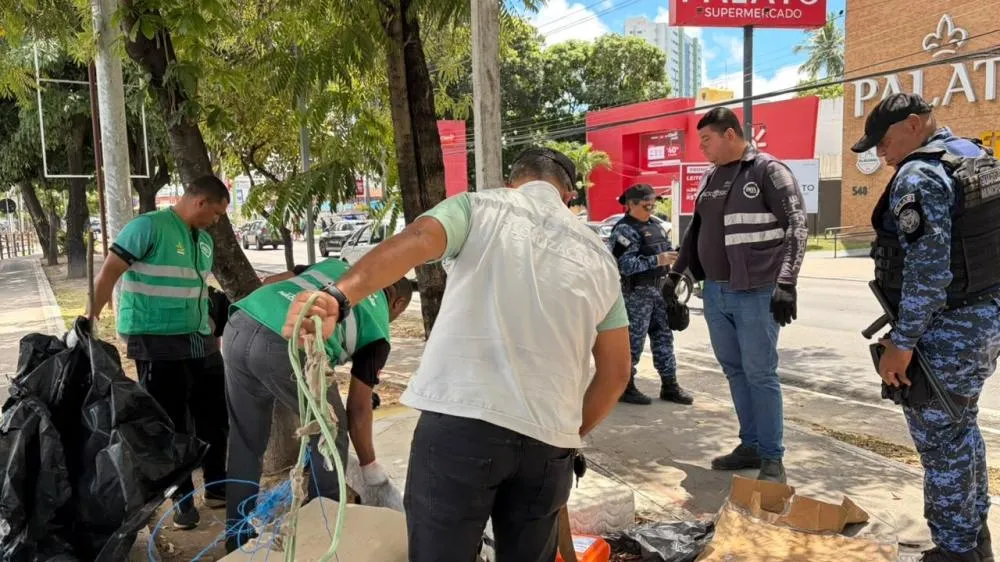 Prefeitura remove construções irregulares no Farol e Mangabeiras