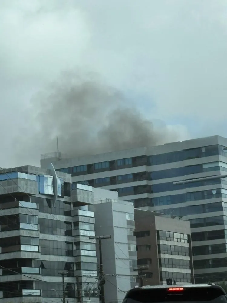 Incêndio atinge prédio na orla de Ponta Verde, em Maceió