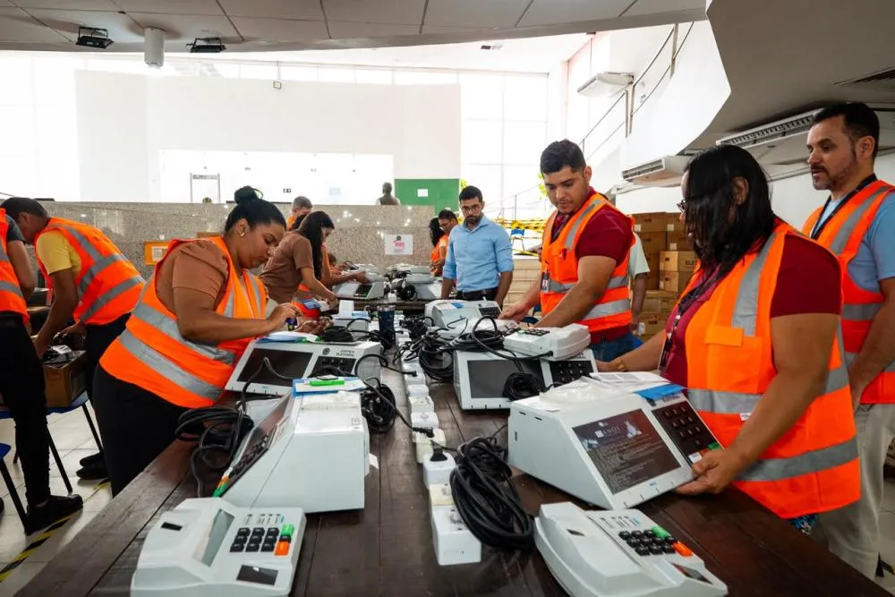 TRE inicia carga e lacre das urnas eletrônicas para as Eleições 2026 