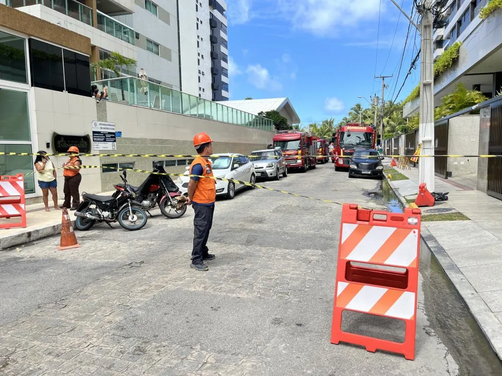 Defesa Civil de Maceió orienta moradores durante incêndio na Ponta Verde