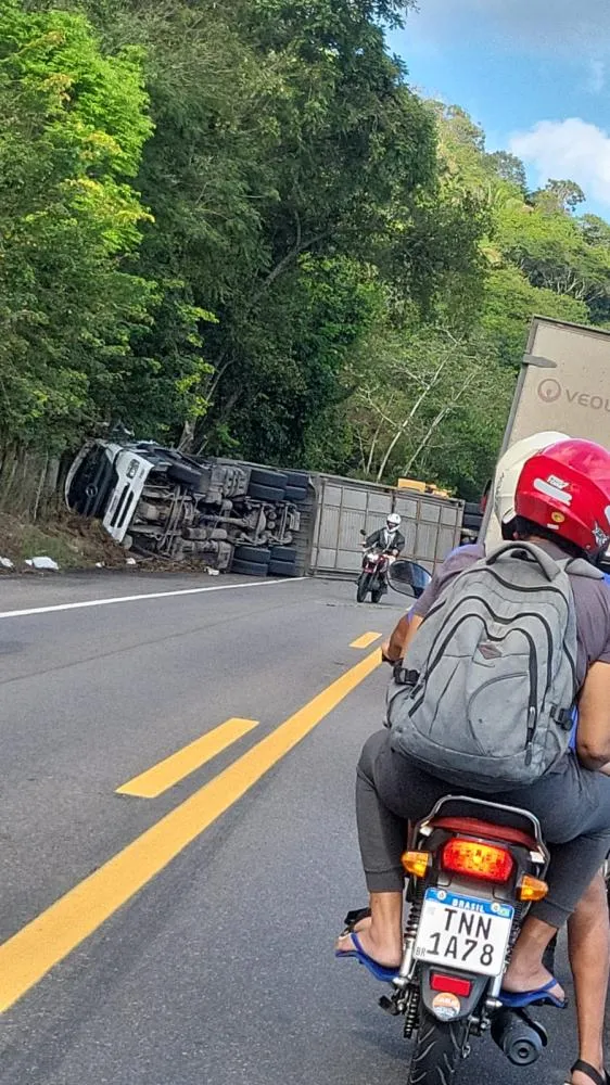 Cegonha que transportava 11 veículos tomba na BR-316