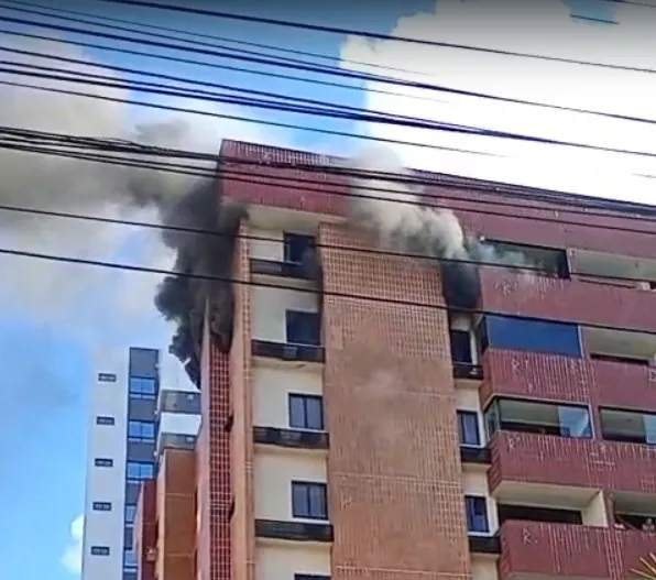 Apartamento é tomado pelas chamas na Ponta Verde, em Maceió