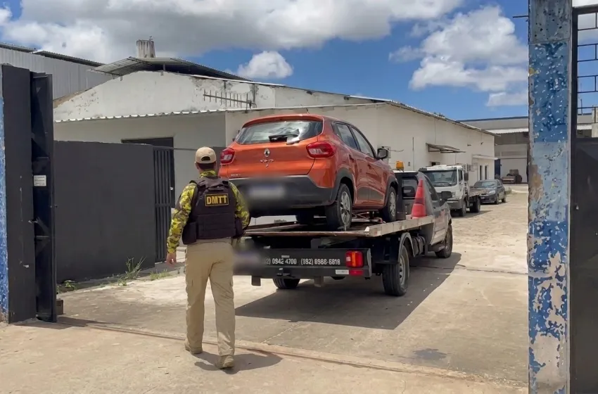 Carro com queixa de roubo é abondando em rua da Ponta Verde, em Maceió