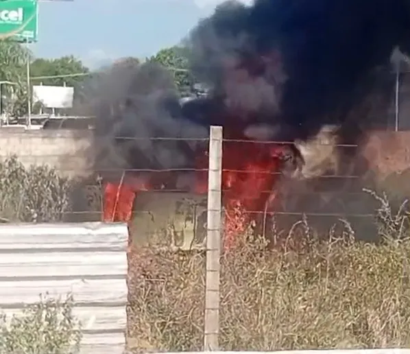 Carro capota e pega fogo ao desviar de motocicleta em Arapiraca