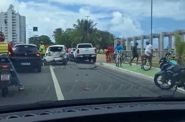 Motorista com sinal de embriaguez causa engavetamento na Avenida da Paz, em Maceió