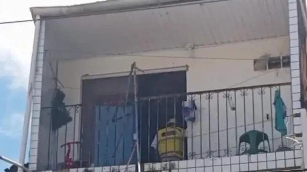 Mulher sofre descarga elétrica ao realizar limpeza na varanda de residência