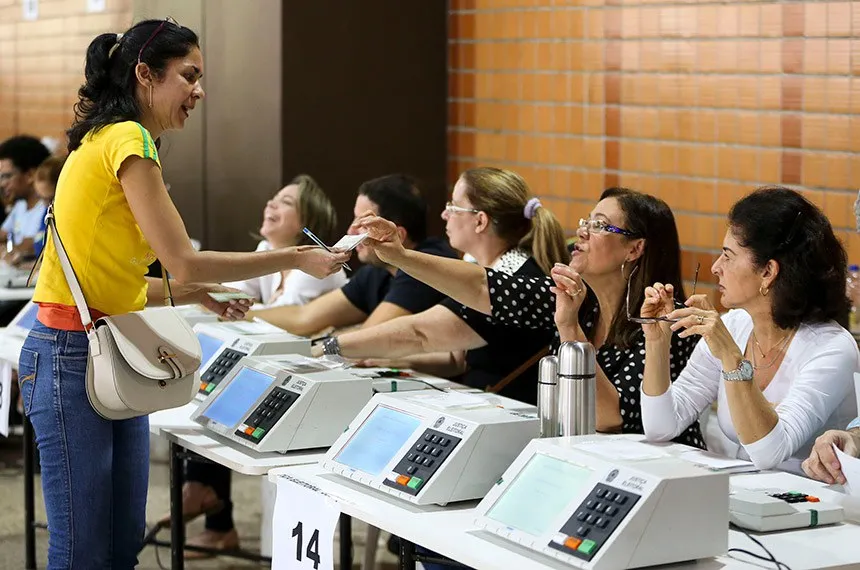 Faltam seis dias: conheça o trabalho de mesários no dia da eleição
