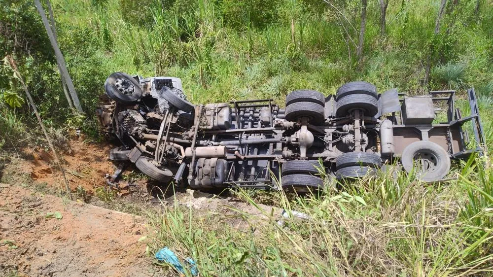 Caminhão carregado de combustíveis tomba após colidir com uma picape