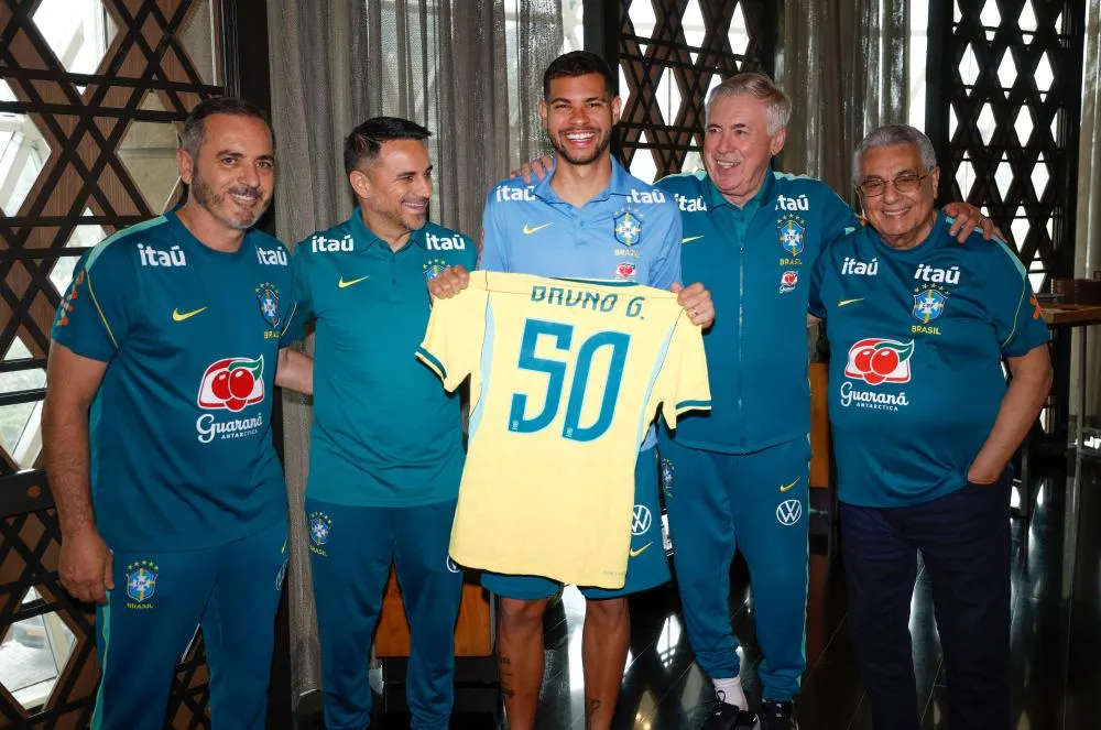 Bruno Guimarães é homenageado pelos 50 jogos com a Seleção