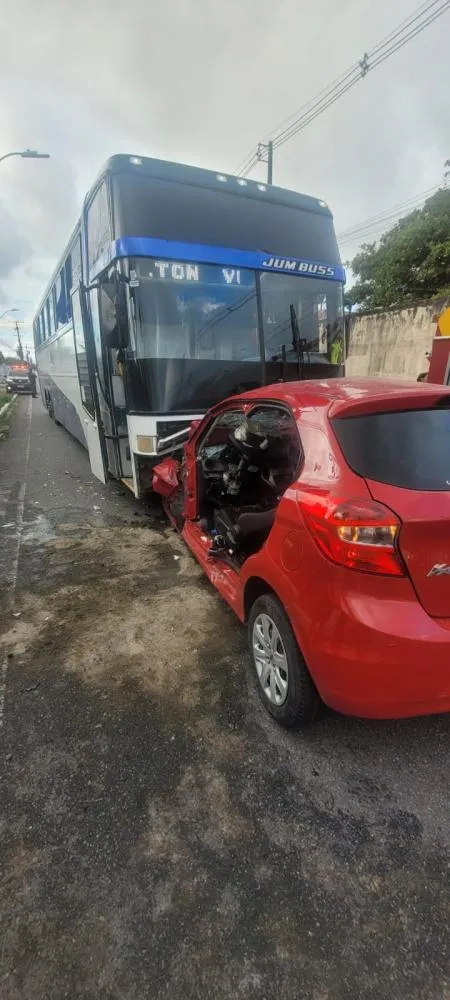 Motorista fica preso às ferragens em colisão frontal com ônibus