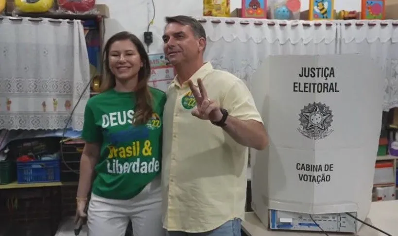 Flávio Bolsonaro é o primeiro presidenciável a comparecer ao local de votação