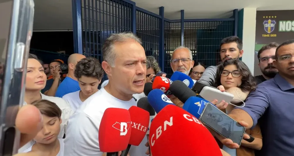 Renan Filho vota em Maceió e demonstra confiança na vitória em primeiro turno