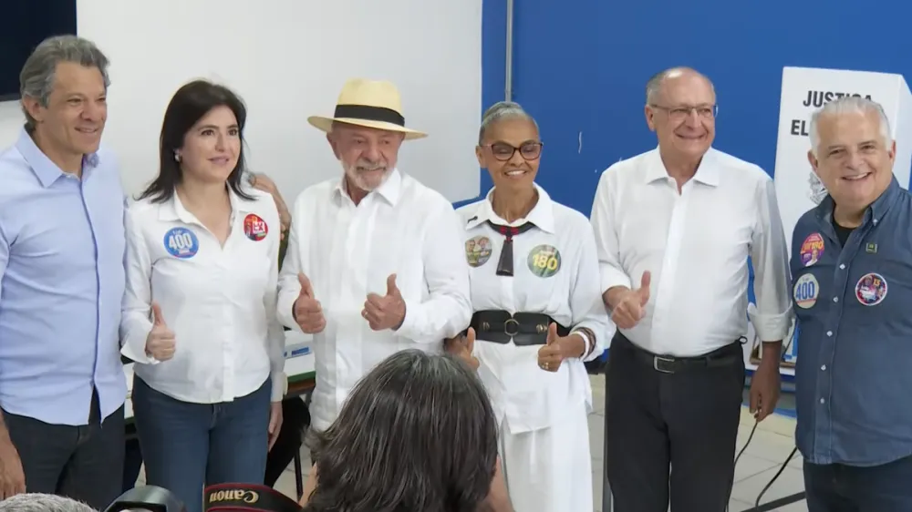 Buscando a reeleição, Lula vota em São Bernardo do Campo