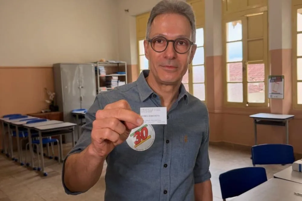 Romeu Zema vota no interior de Minas Gerais