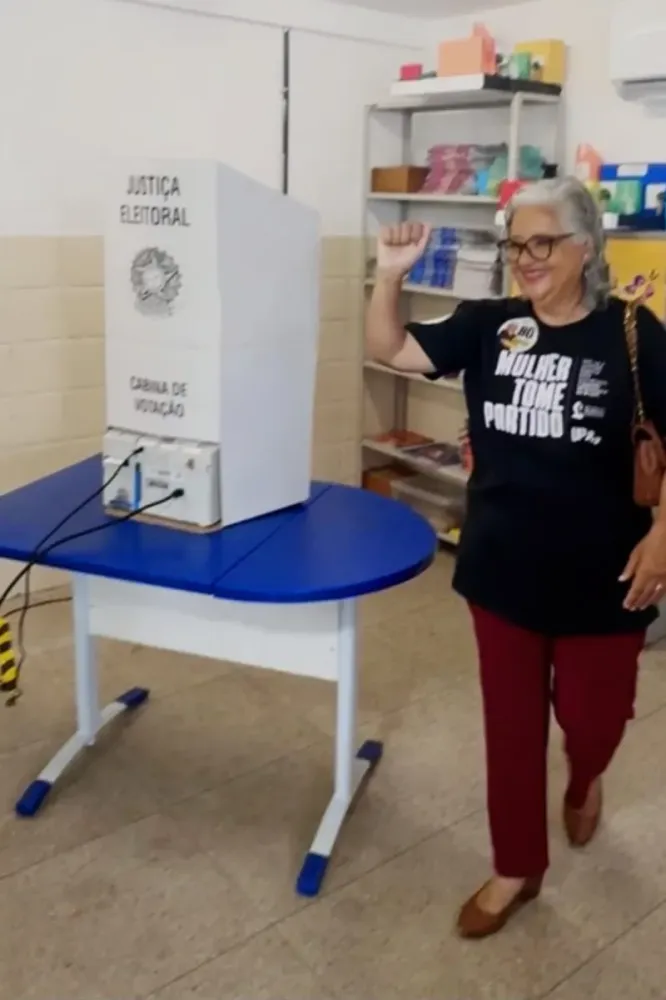 Lenilda Luna vota em Maceió e afirmou haver diferenças nas estruturas disponíveis entre os candidatos