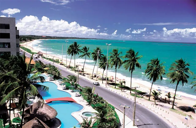 Turista é preso após agredir e tentar jogar companheira de janela de hotel em Maceió