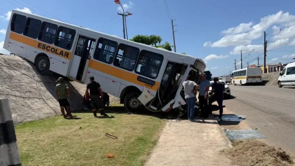 Ônibus escolar despenca de barranco em Marechal Deodoro