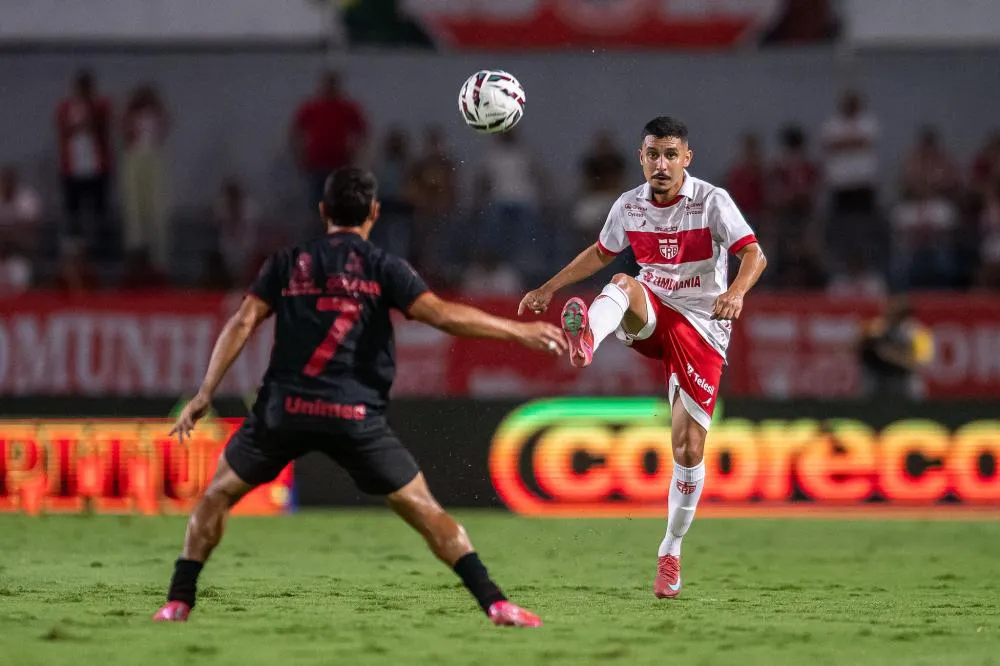 Com três gols marcados, CRB vence o Atlético-GO e continua encostado ao G6