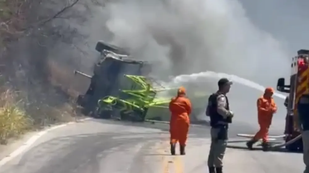 Carreta tomba, pega fogo e provoca incêndio em vegetação em Palmeira dos Índios
