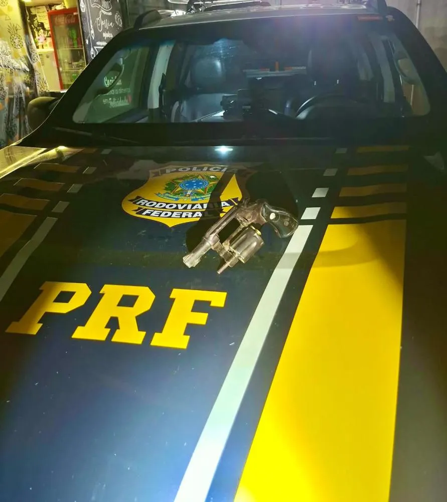 PRF recupera veículo roubado e prende suspeito armado, em Pilar