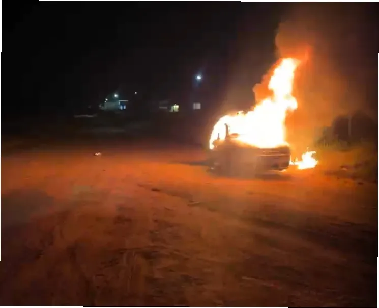 Carro é encontrado incendiado próximo ao Lago da Perucaba, em Arapiraca