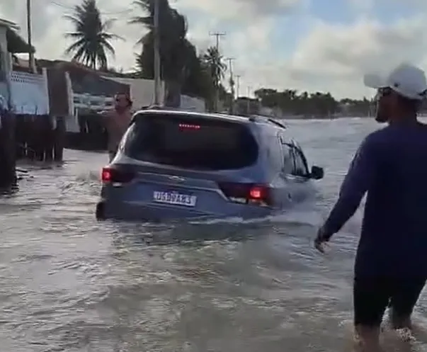 Carro fica submerso no Pontal do Peba, em Piaçabuçu