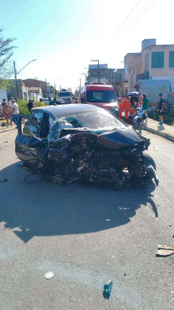 Mulher perde controle de veículo e atropela pedestre em Penedo